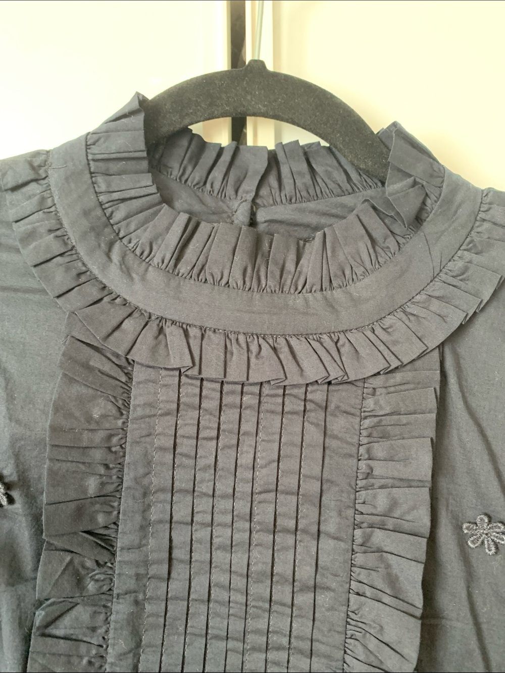 FARM Rio Black Ruffled Pintuck Floral Blouse - Picture 5 of 8